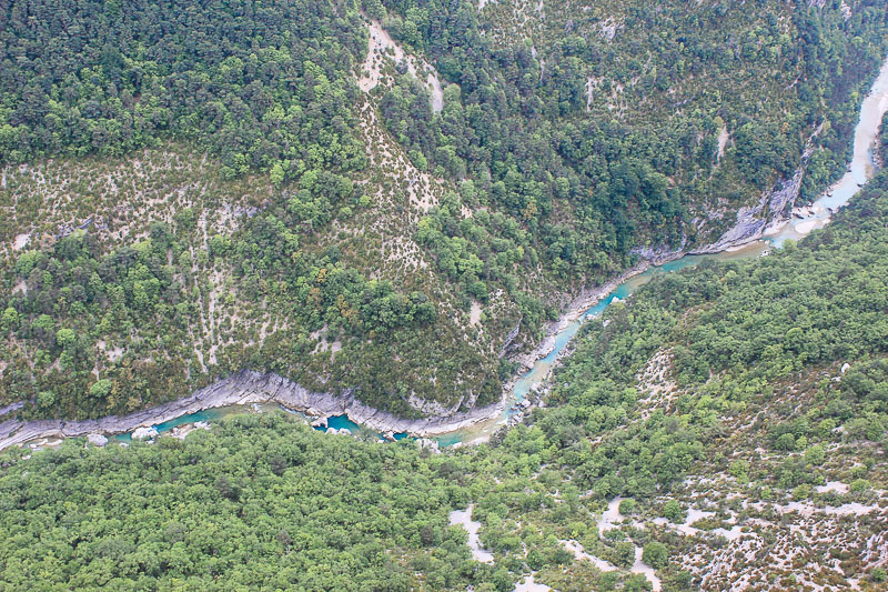 In der Hochsaison tummeln sich dort unten, wie oben die Touristen. Verdon in Suedfrankreich.