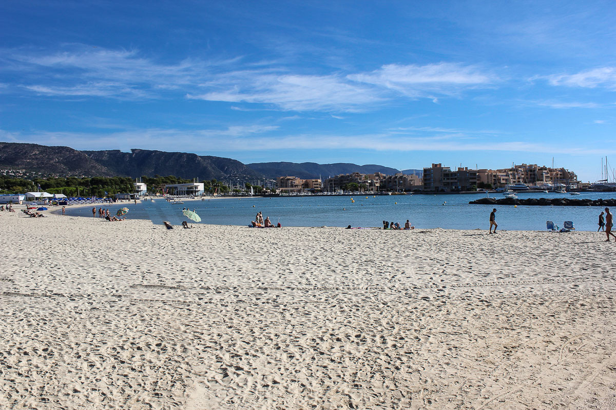 Hier findet man garantiert noch einen Liegeplatz. Der Strand des Campingplatzes Camp du Domain