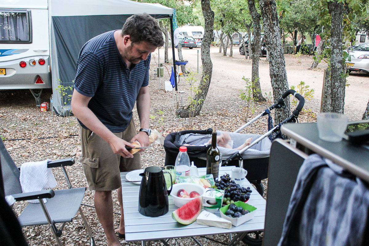Wein ganz natürlich oder verarbeitet in einer Flasche. Campingplatz Domaine des Chênes Blancs in der Provence