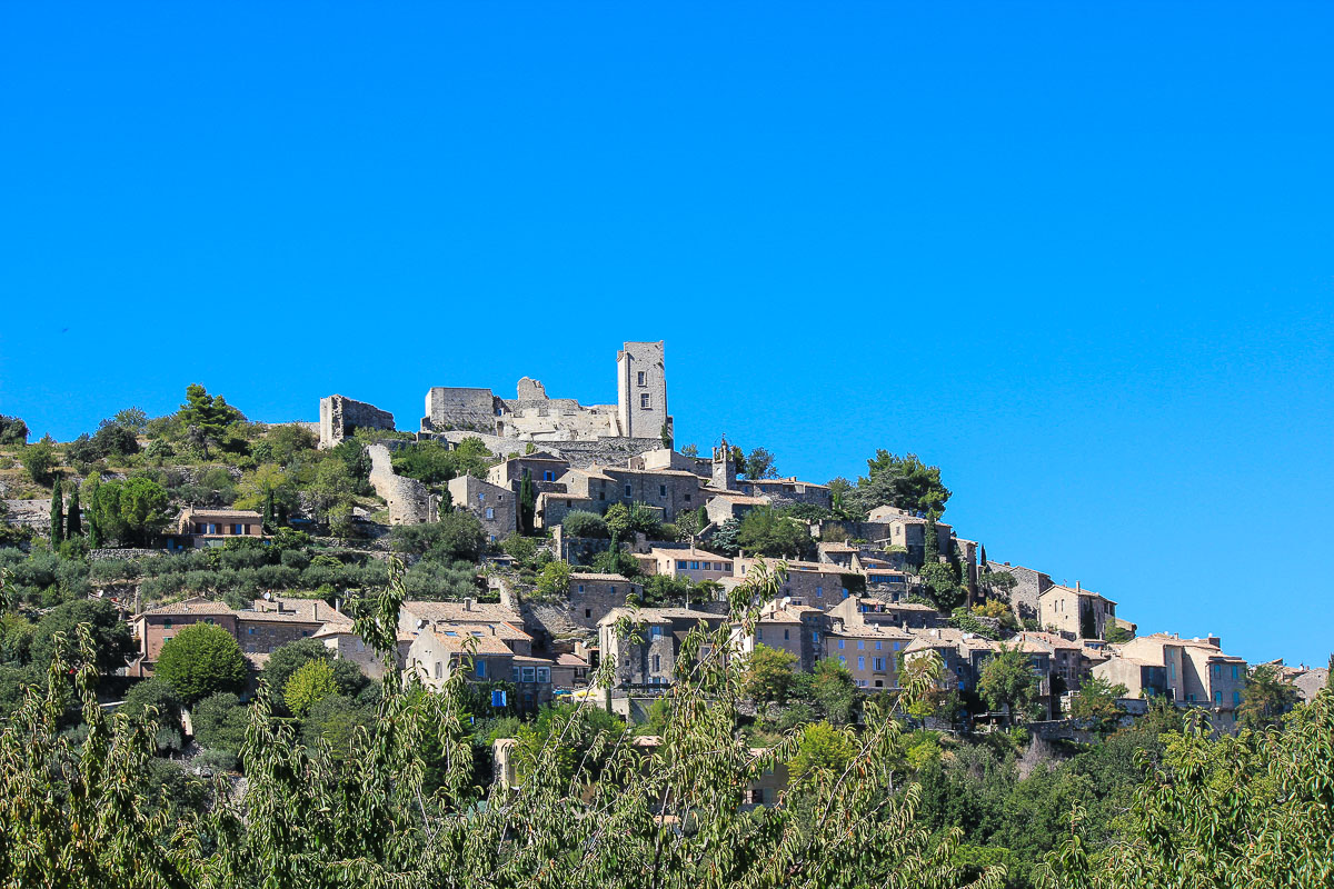 Man sieht es schon von Weitem. Ehemaliges Schloss der Familie de Sade in Lacoste.