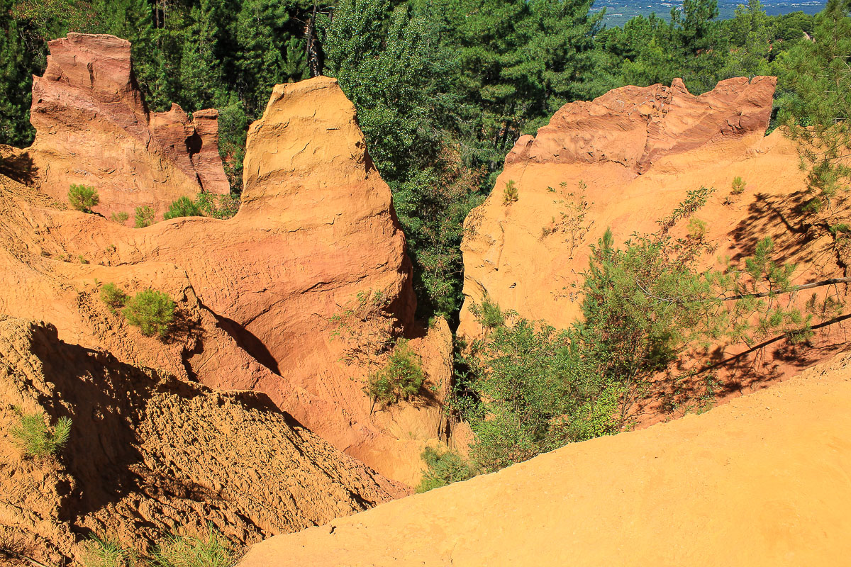Wie es hier wohl vor dem Abbau der Ockerfelsen ausgesehen haben mag? Ockerfelsen in Roussillon Provence