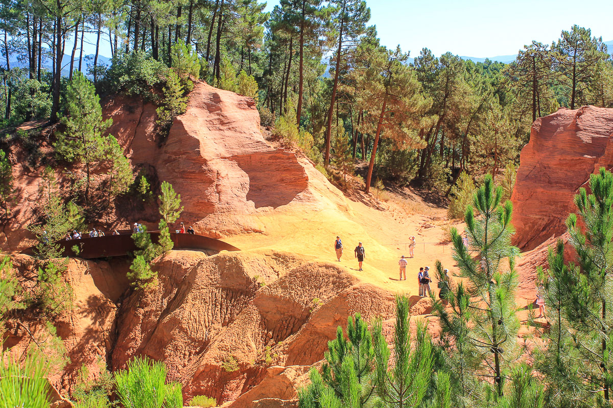Alleine der leuchtenden Ockerfarben braucht man eine Sonnenbrille. Ockerfelsen in Roussillon