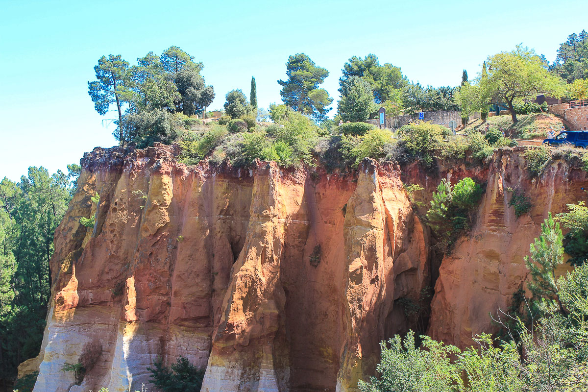 Ganz interessant der Farbwechsel und die einzelnen Schichten. Ockerfelsen in Roussillon.