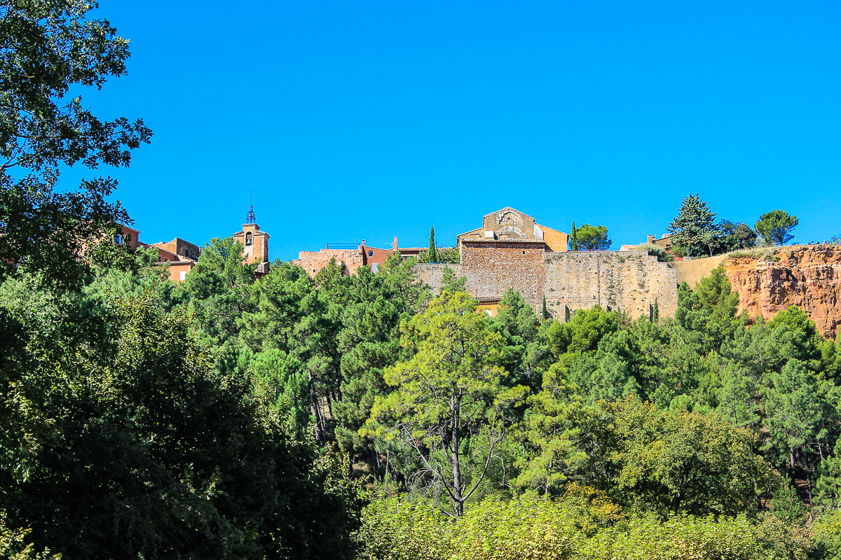 Roussillon auf einem Ockerfelsen. Roussillon in der Provence.