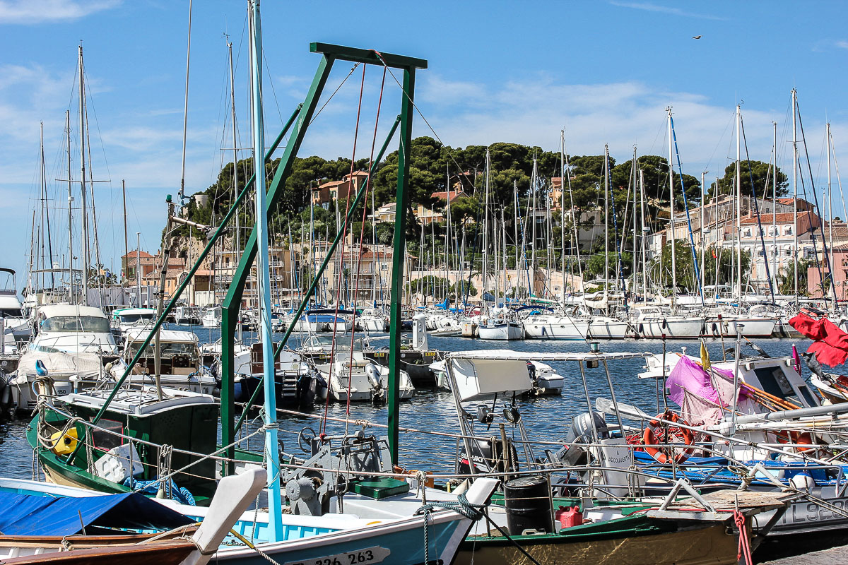 Kleine Yachten sind hier in der Mehrzahl. Hafen von Sanary sur mer.