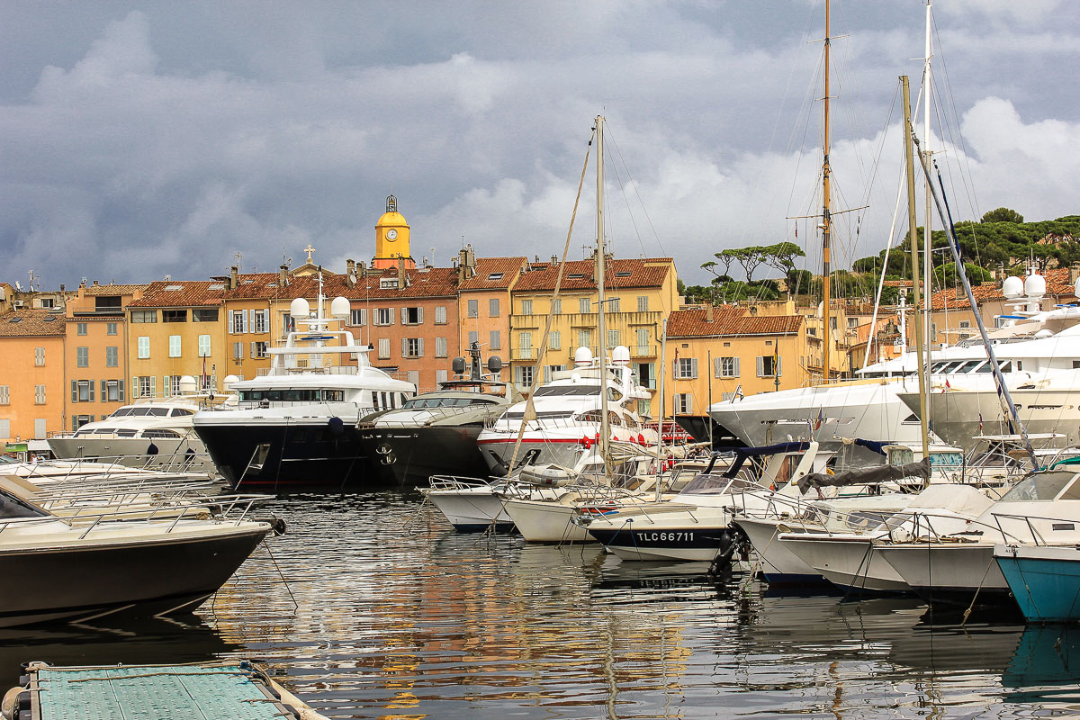 Das Wasser war zwischen den Booten kaum zu sehen. Saint-Tropez Hafen