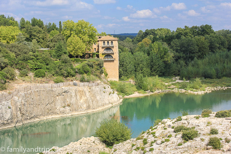Am liebsten wären wir auch ins Wasser gesprungen. Es war sehr warm. Blick vom Pont du Gard.