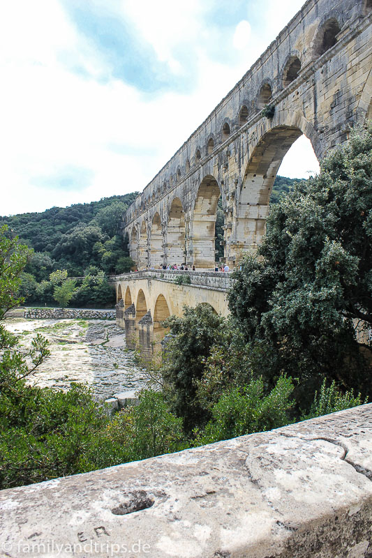 Von der Seite sieht man, dass dieses Denkmal schon öfter restauriert werden mußte. Pont du Gard in der Provence in Frankreich.