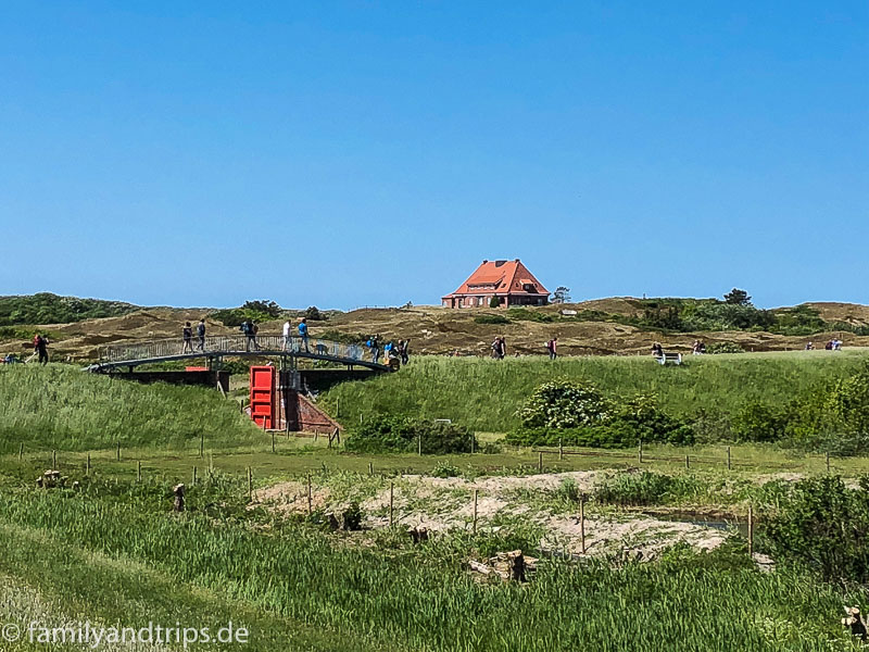 Da pilgern doch einige Leute Richtung Campingplatz. Bruecke ueber die Pferdebahnschienen auf Spiekeroog.