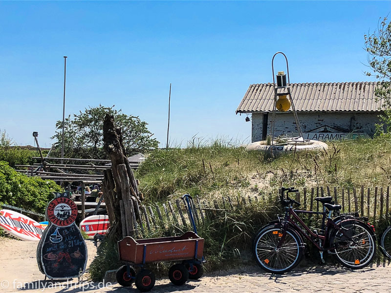 Bollerwagen kann man auf der Insel leihen. Old-Laramie Kneipe auf Spiekeroog.