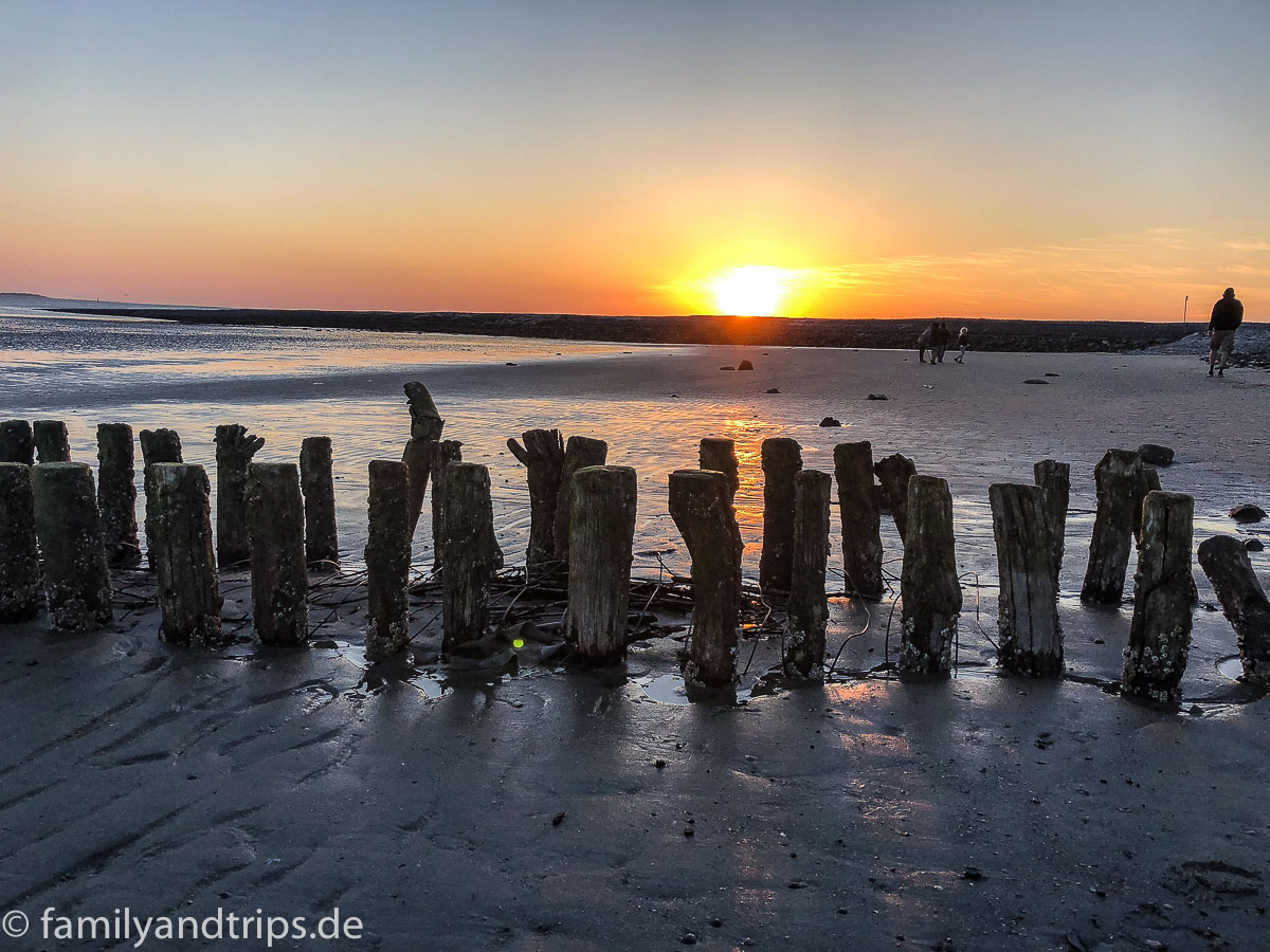 Es fehlte nur der Sundowner in der Hand. Sonnenuntergang Strand Spiekeroog.
