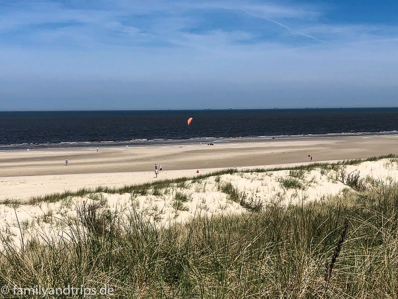 Schnell ans Wasser. Strand mit Strandsegler in der Ferne auf Spiekeroog.
