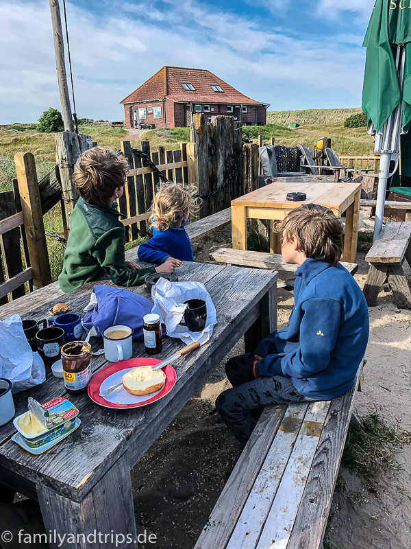Hinter dem Sanitärhaus ist der Spielplatz. Am Kiosk Campingplatz Spiekeroog.