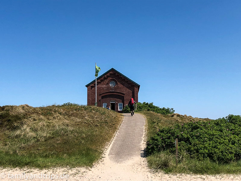 Platt ist es hier nicht. Anmeldung Campingplatz Spiekeroog.