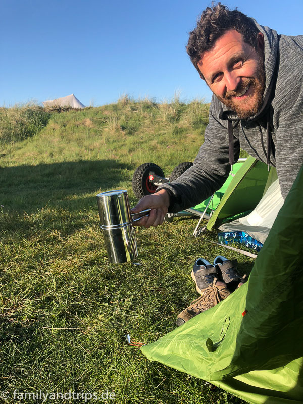 Wie auch immer man in dieser Kanne Kaffee kocht, ich weiß es nicht. Kaffee auf Campingplatz Spiekeroog.