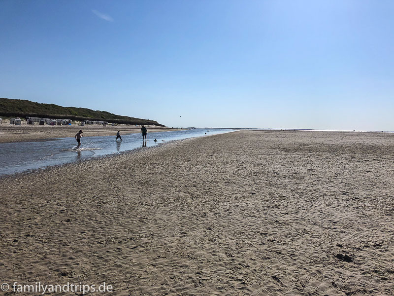Bei Ebbe musste man schon weit laufen, bis man ans große Wasser kam. Kleine Wasserpriele am Strand von Spiekeroog.