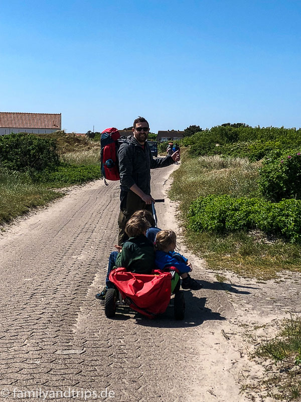 Pappe braucht eine Pause. Auf dem Weg zum Campingplatz auf Spiekeroog.