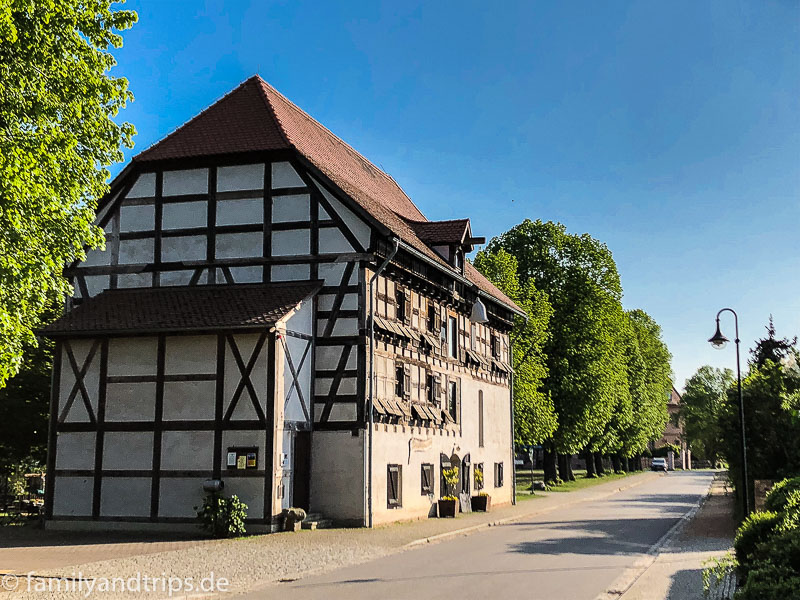 Hier lässt sich gut eine Pause für Kaffee und Kuchen einlegen. Alter Kornspeicher in Straupitz.