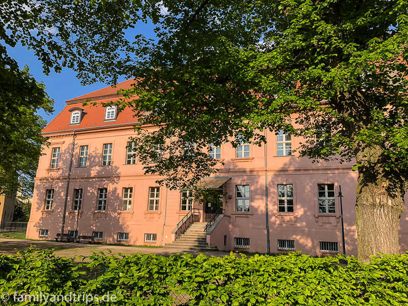 Das herrschaftliche Gebäude in Kinderhand. Schloß in Straupitz.