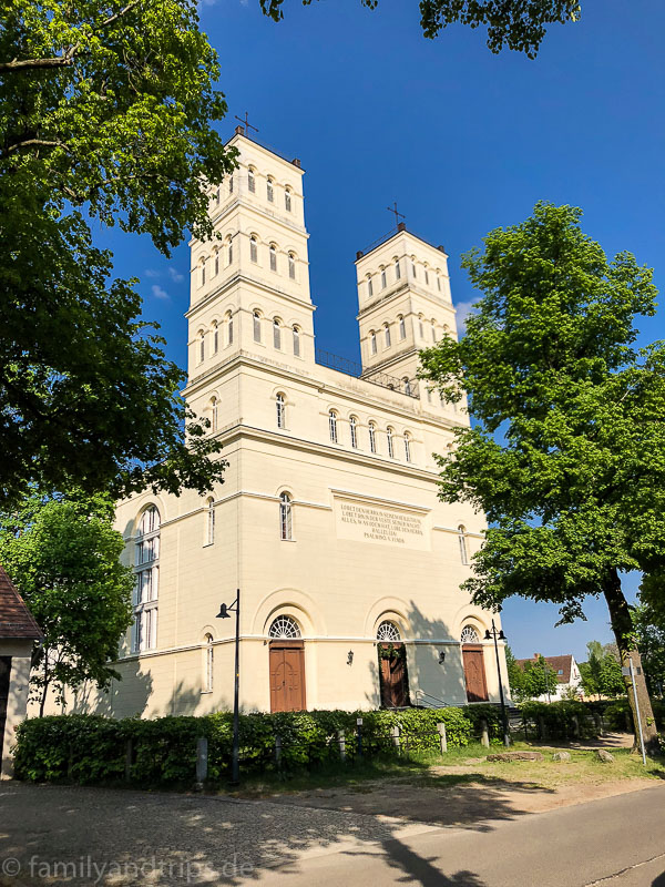 Luftig, lebendig, strahlen. Schinkelkirche in Straupitz.