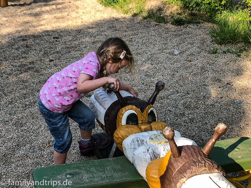Vor den Holzbienen hat keiner Angst. Spielplatz in Straupitz.