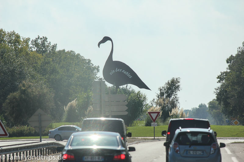 Lebend und in echt wäre er uns lieber gewesen. Flamingostatue in der Camarque