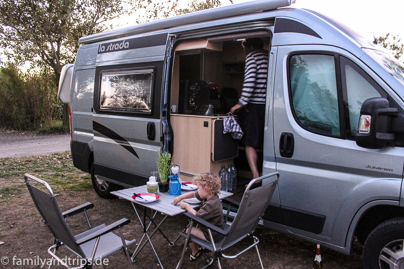 Wann ist das Essen endlich fertig. Abendessen auf dem Campingplatz.