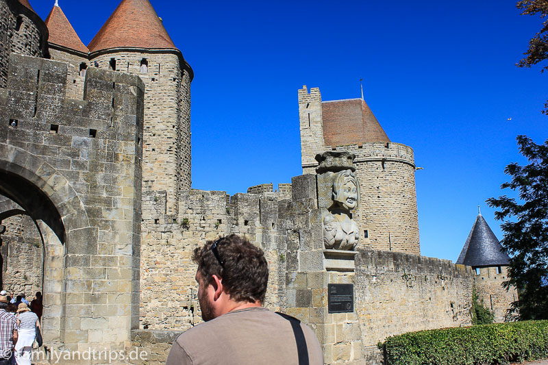 Wir betreten die unglaubliche Burganlage. Eingang mit der Statue der Dame Carcase in Carcassonne.