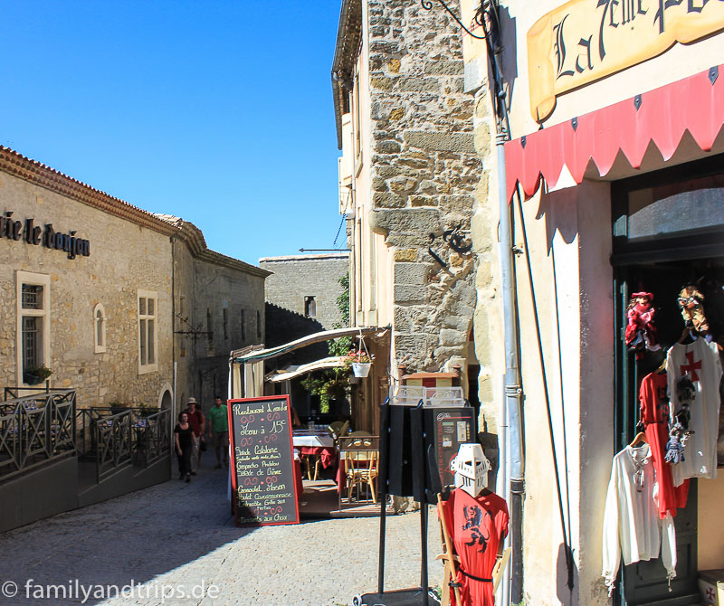Immer wieder standen die Tische der Restaurants draußen und luden zum Verweilen ein. Ritterladen in Carcassonne.