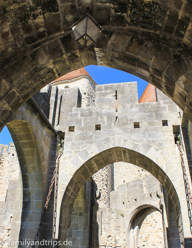 Ein Wust an Mauern. Eingang mit Bogen Cité von Carcassonne.