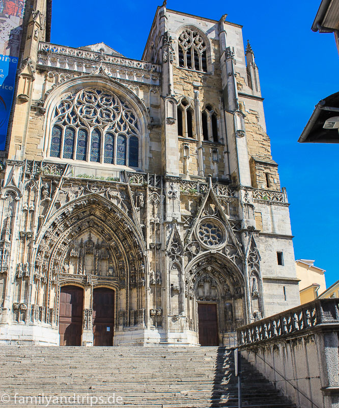 Reich dekorierte Fassade. Kathedrale Saint-Maurice in Vienne.