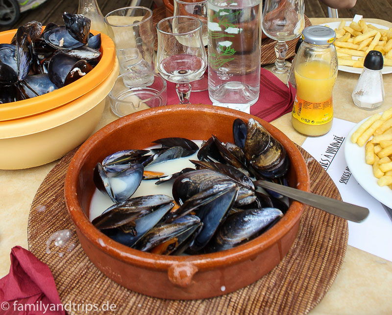 Knoblauch-Sahne-Soße, einfach lecker. Muschelessen in Gruissan.