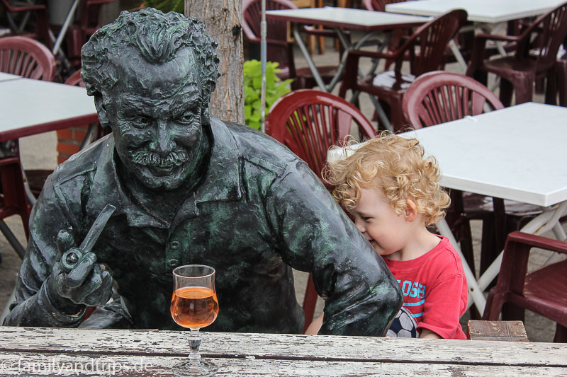 Bei so einem geselligen Kerl muß man sich einfach dazu setzen. Statue in Gruissan.
