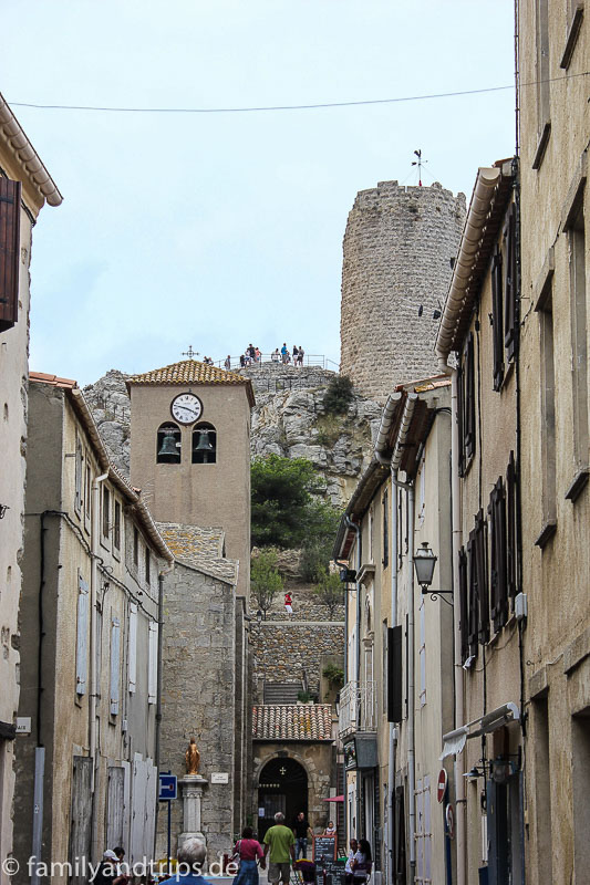 Die Häuser sind bogenförmig um die Burg gebaut. Tour Barberousse in Gruissan