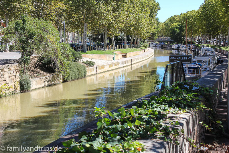 Nur rechts dürfen die Schiffe parken. Canal du Robin in Narbonne.