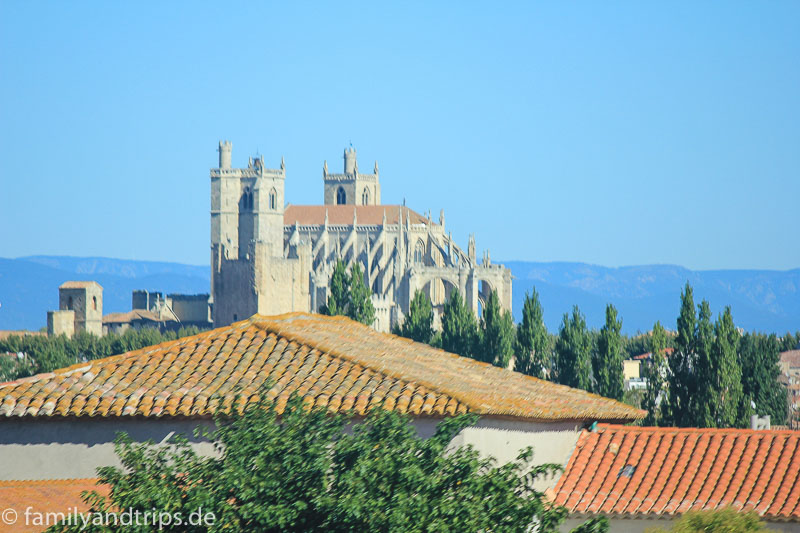 Nur von der Ferne kann man dieses Gebäude in seiner Ganzheit überblicken. Cathédrale Saint-Just-et-Saint-Pasteur in Narbonne.