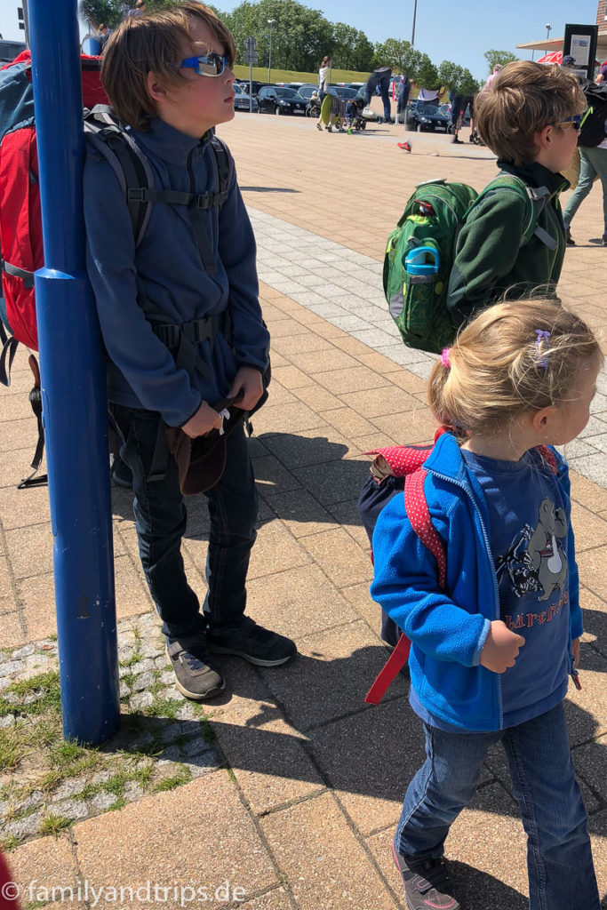 Nicht ganz die Letzten, eine stand noch hinter uns. Am Faehrhafen in Neuharlingersiel.
