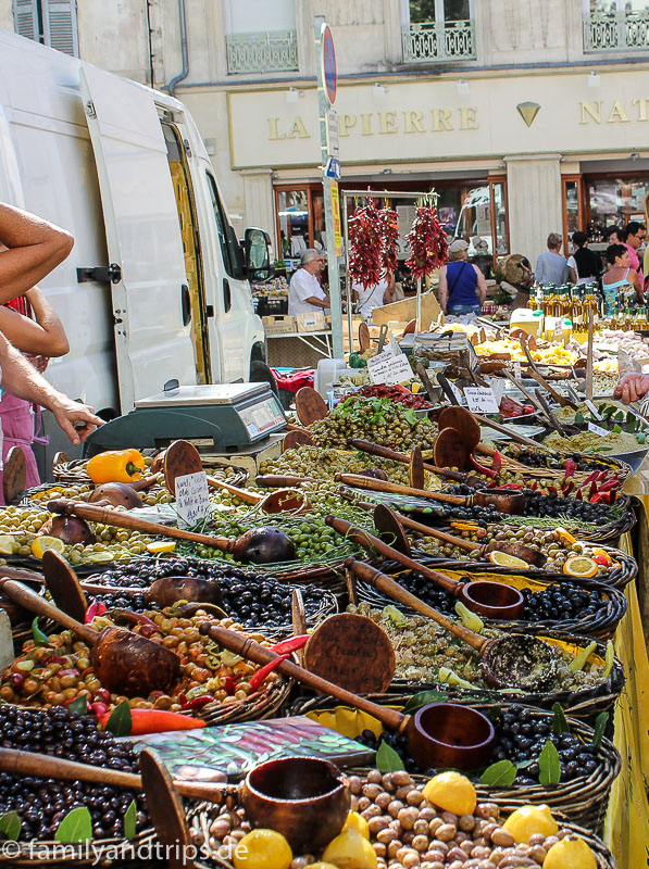 Einmal von allem bitte. Olivenstand auf dem Markt in Saint-Rémy-de-Provence.