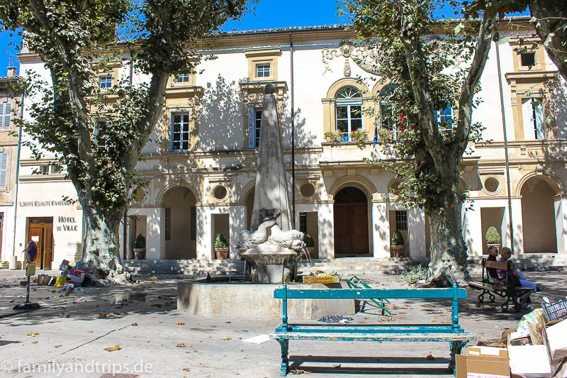 Wo sind die schönen Oivenstände hin ? Leerer Marktplatz in Saint-Rémy-de-Provence.