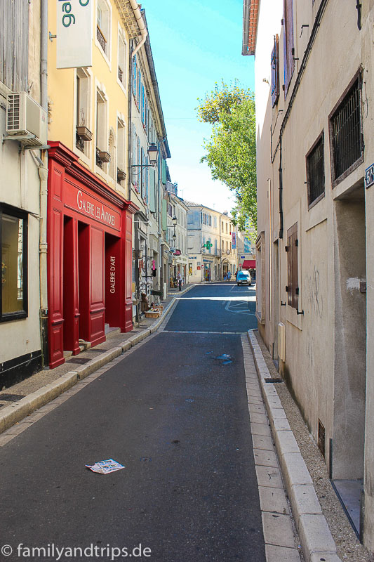 War hier wirklich gerade noch vor lauter Menschen kein Durchkommen? Leere Straßen in Saint-Rémy-de-Provence nach dem Markt.
