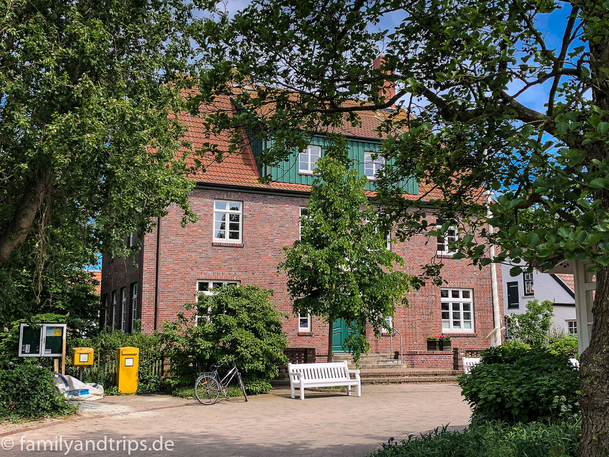 Ist wahrscheinlich das einzig leerstehende Gebäude zu Pfingsten. Das Rathaus der Insel Spiekeroog.