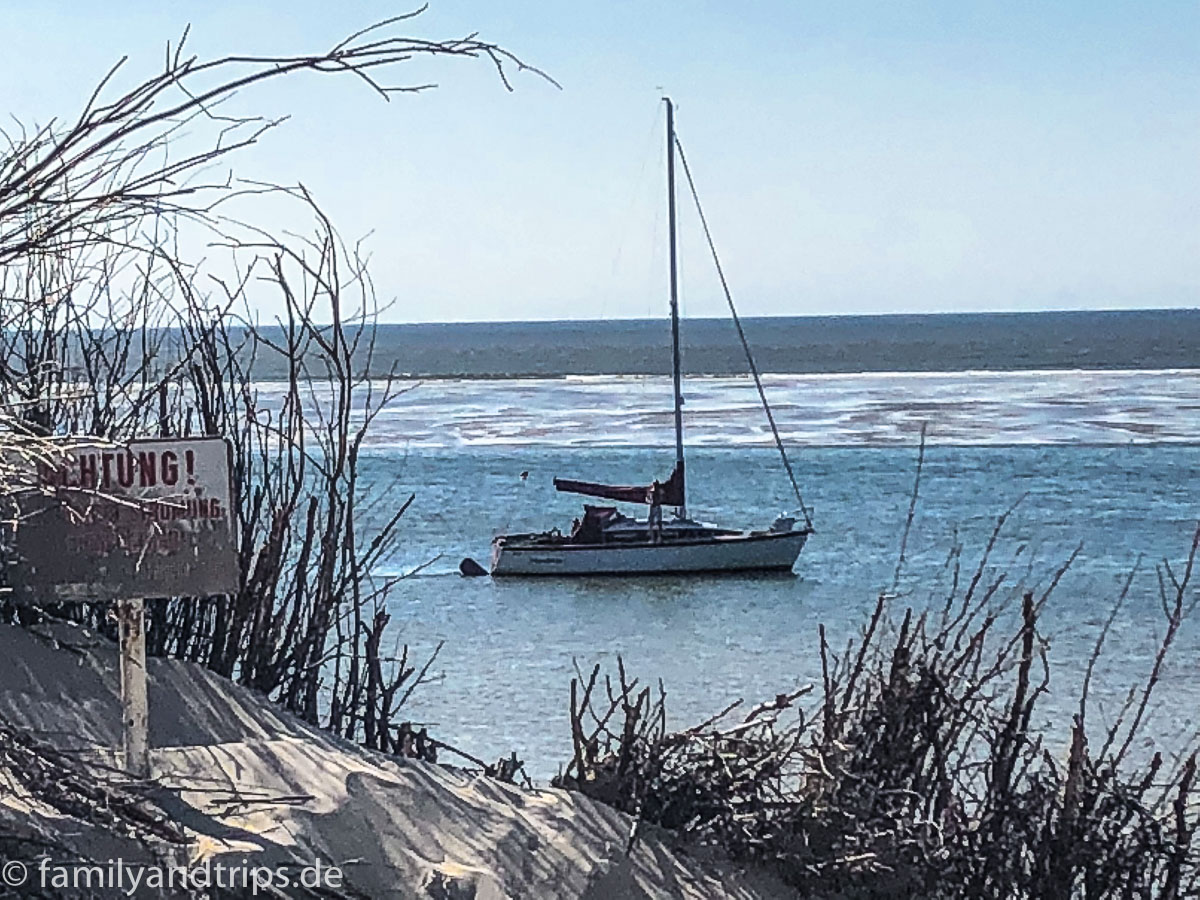 Jetzt ein Segelboot. Segelboot am Strand von Spiekeroog.