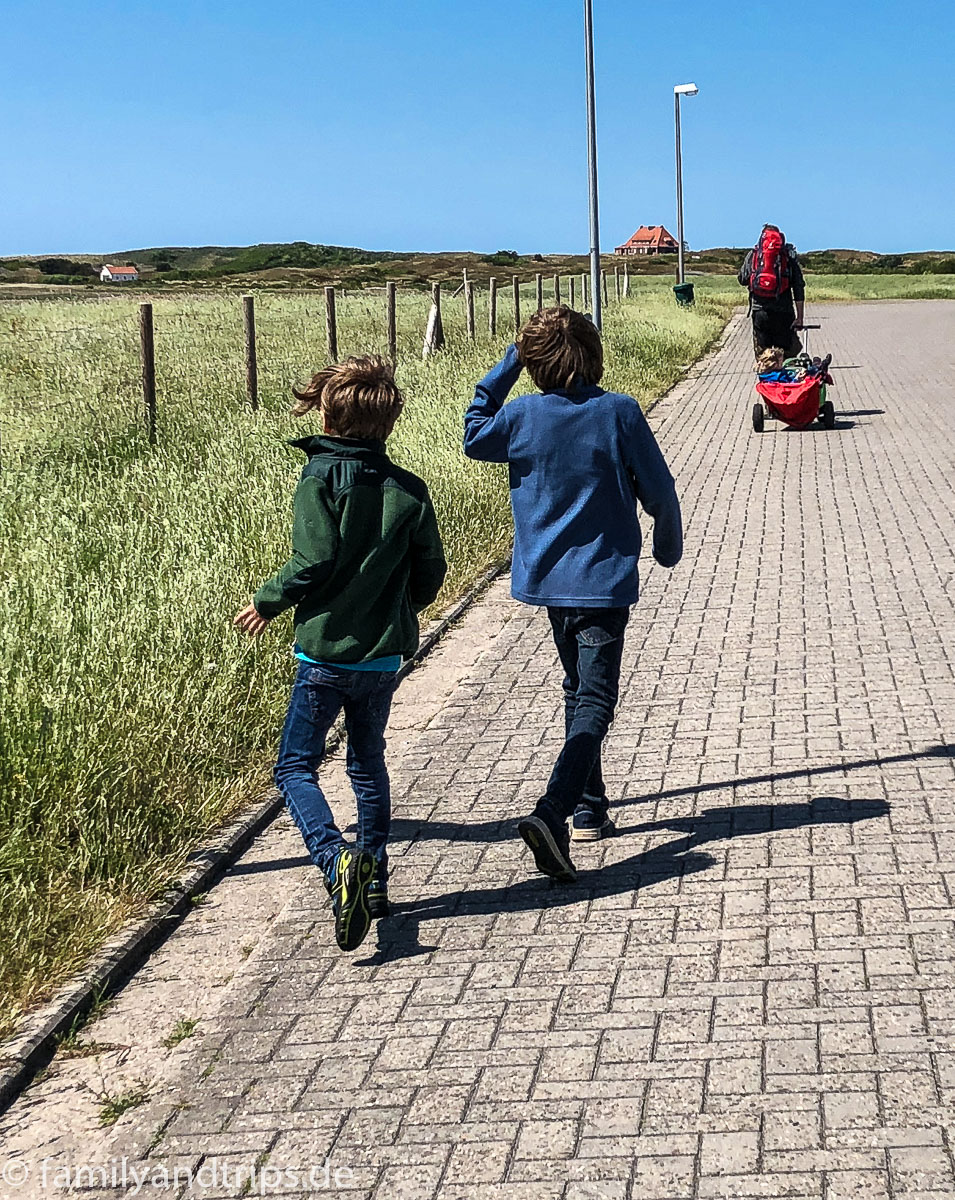 Noch sind alle voller Energie. Weg zum Campingplatz auf Spiekeroog.